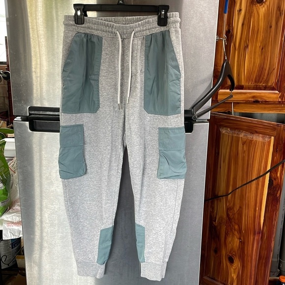 Urban Outfitters Cargo Sweatpants women’s size S , gray with green‎ pockets NWOT - Picture 1 of 12